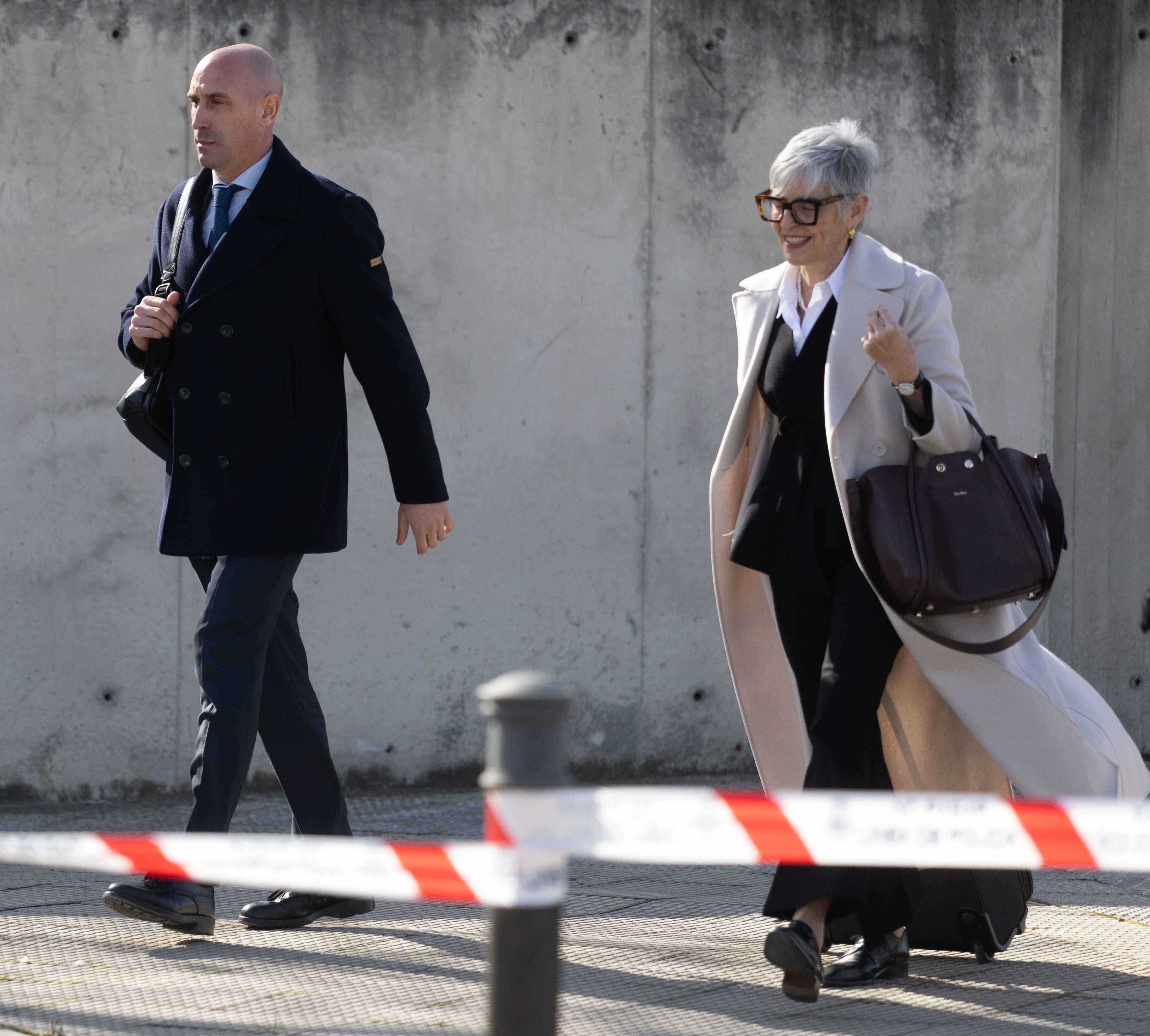 El expresidente de de la Real Federación Española de Fútbol (RFEF), Luis Rubiales, y su abogada, Olga Tubau, salen de la Audiencia Nacional.