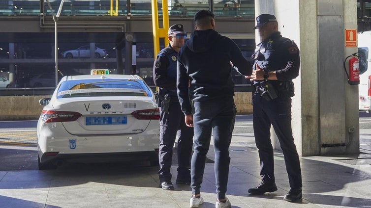 A la caza de taxis pirata en Barajas: «Piden 50 euros por coger un Uber»