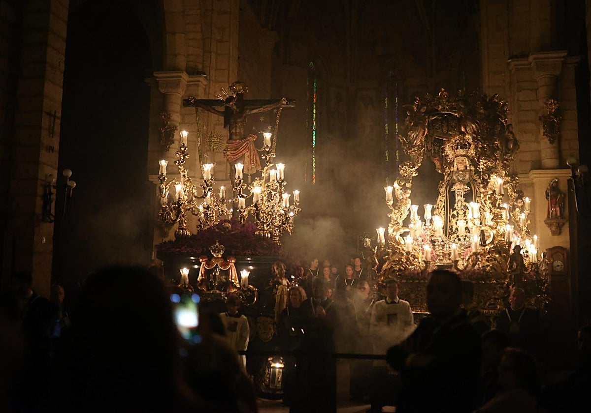 El Cristo de Ánimas y la Virgen de las Tristezas en el interior de la iglesia de San Lorenzo de Córdoba