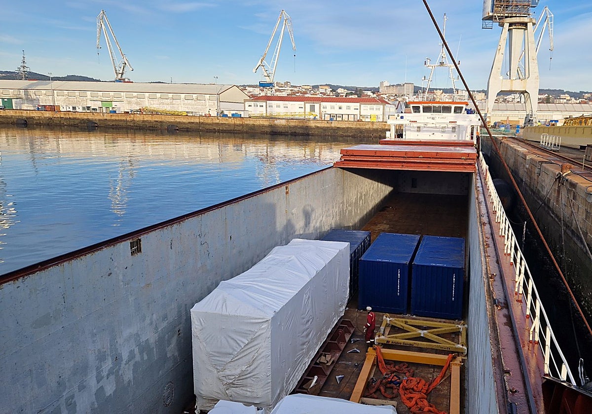 Transporte de los equipos de la fragata F-110 para la realización de pruebas de choque