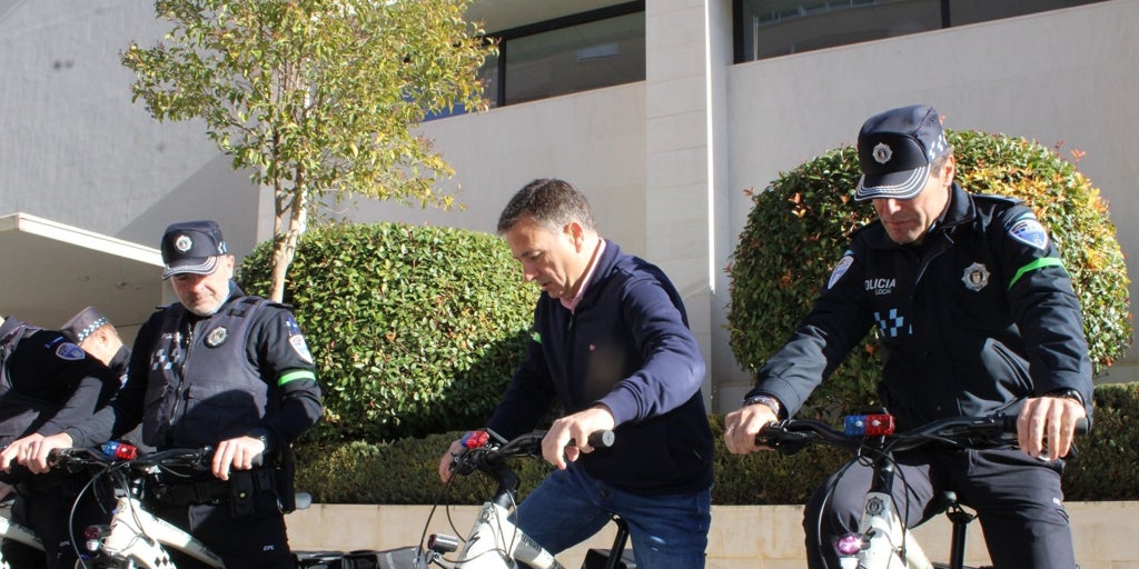 La policía local de Albacete cuenta con 6 bicicletas eléctricas y 2 vehículos para mejorar su sostenibilidad