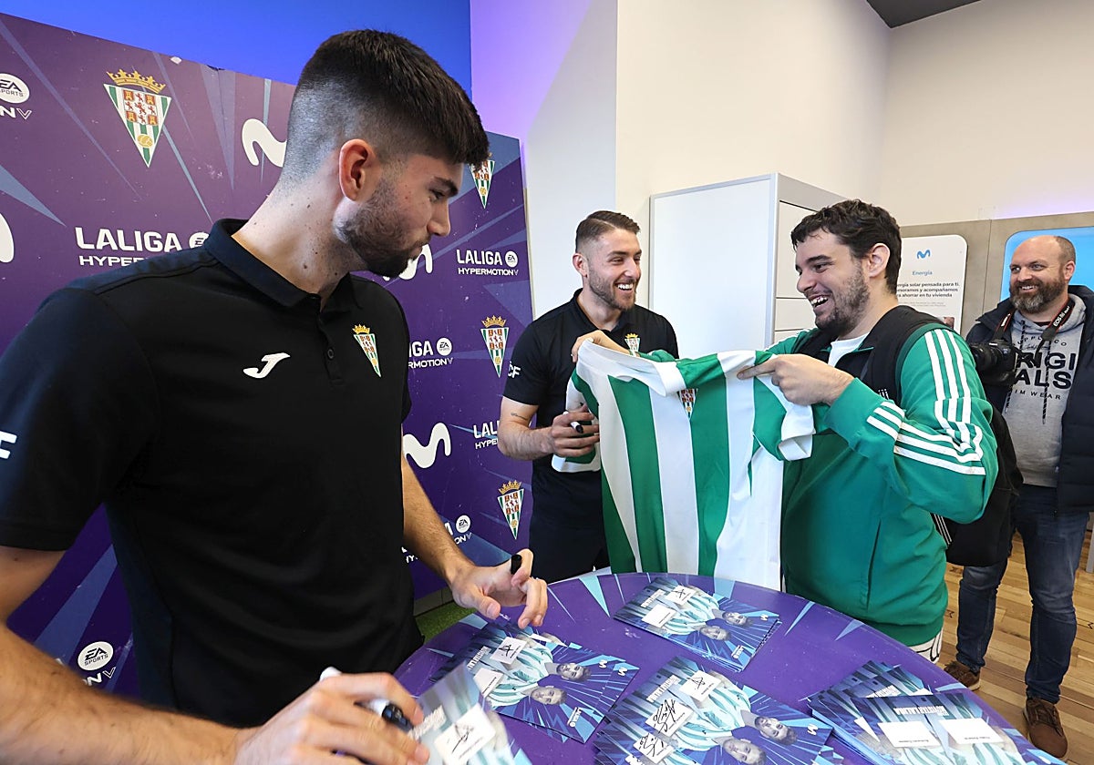 Un momento de la firma de autógrafos de los cordobesistas Casas y Zidane