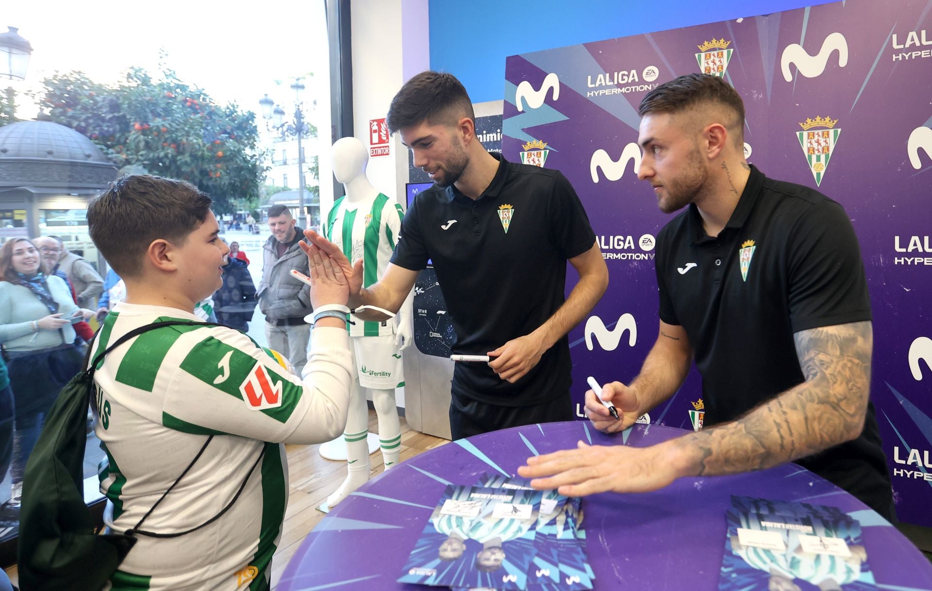 La multitudinaria firma de autógrafos de Théo Zidane y Antonio Casas, en imágenes