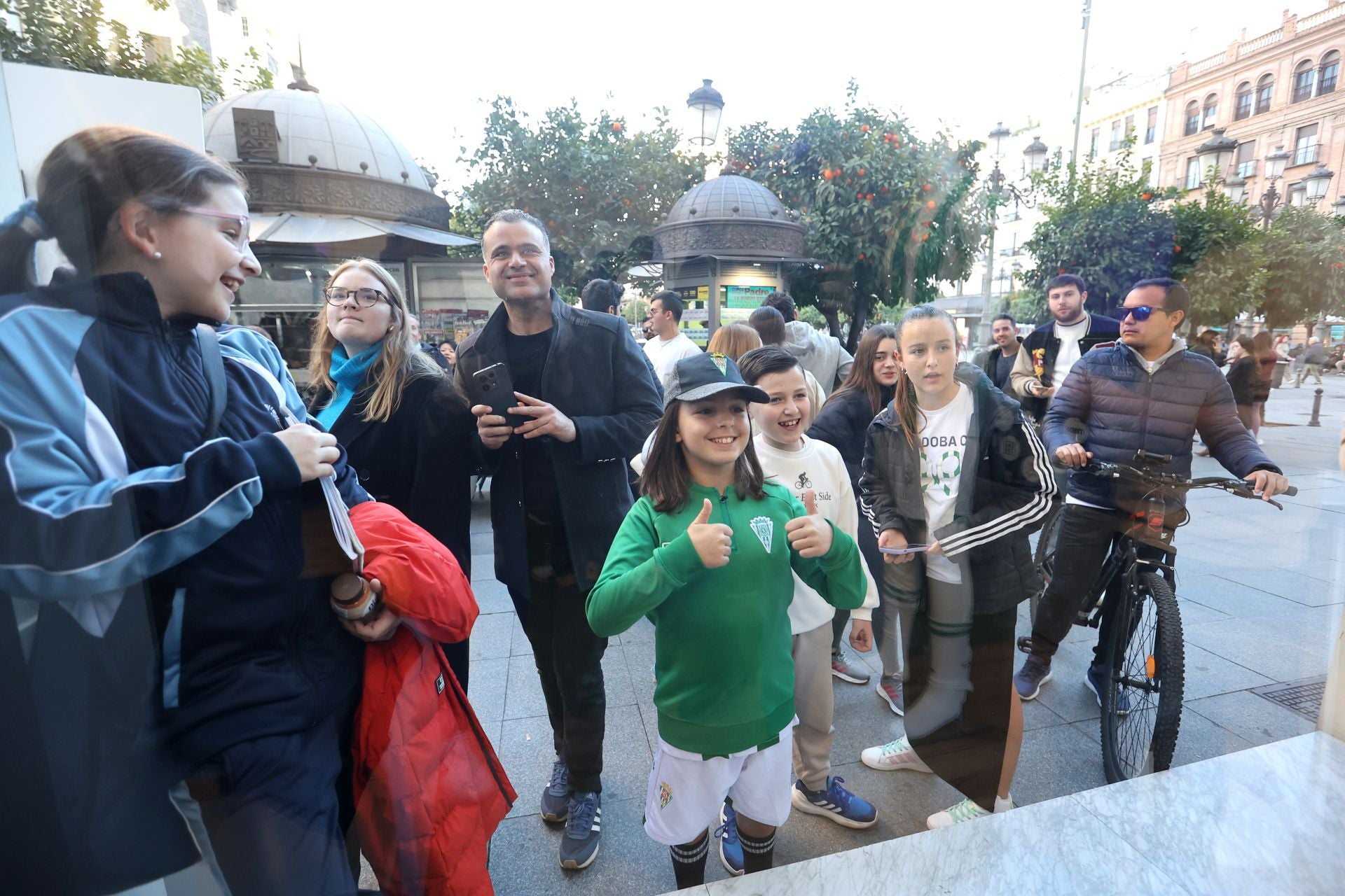 La multitudinaria firma de autógrafos de Théo Zidane y Antonio Casas, en imágenes