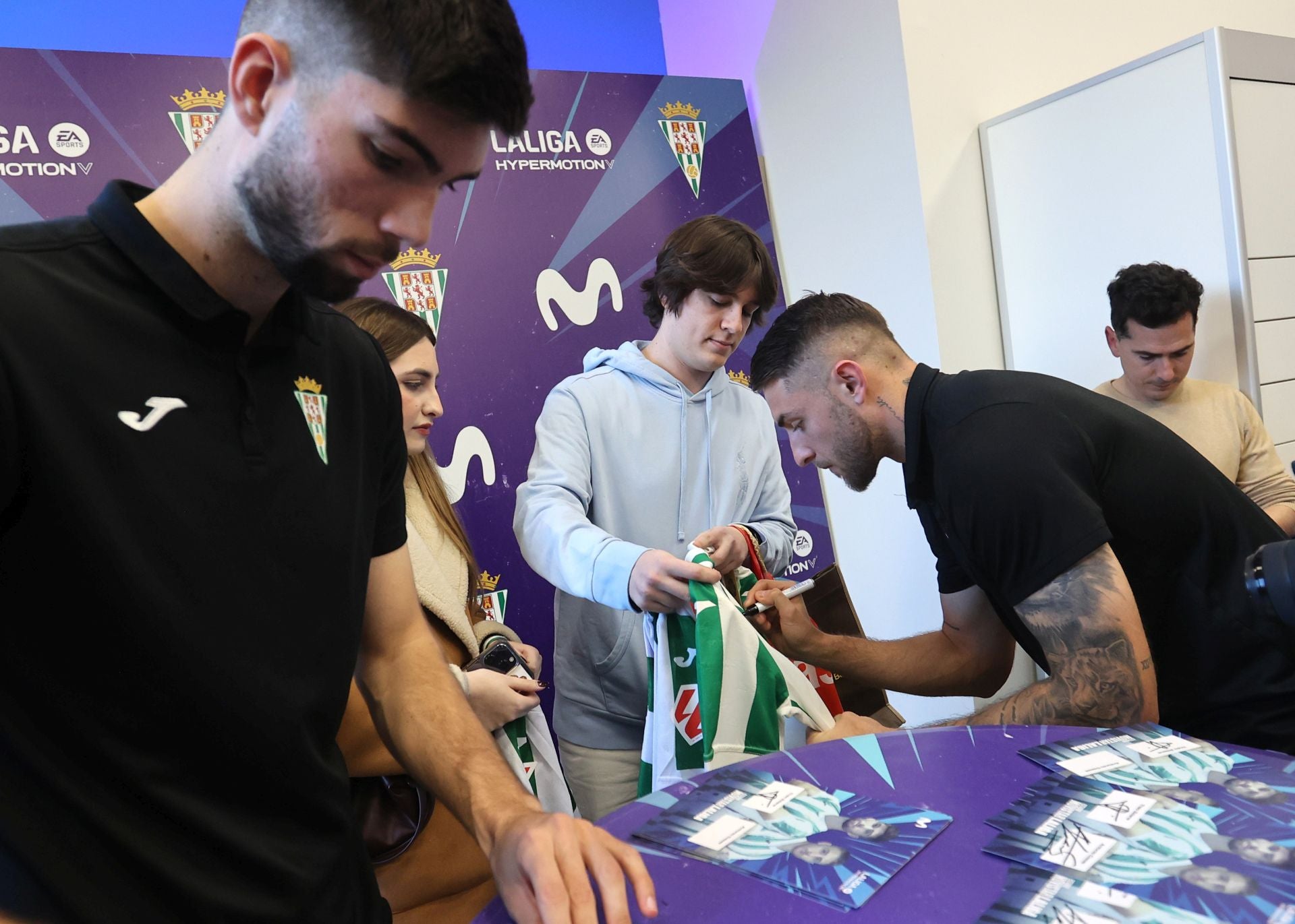 La multitudinaria firma de autógrafos de Théo Zidane y Antonio Casas, en imágenes