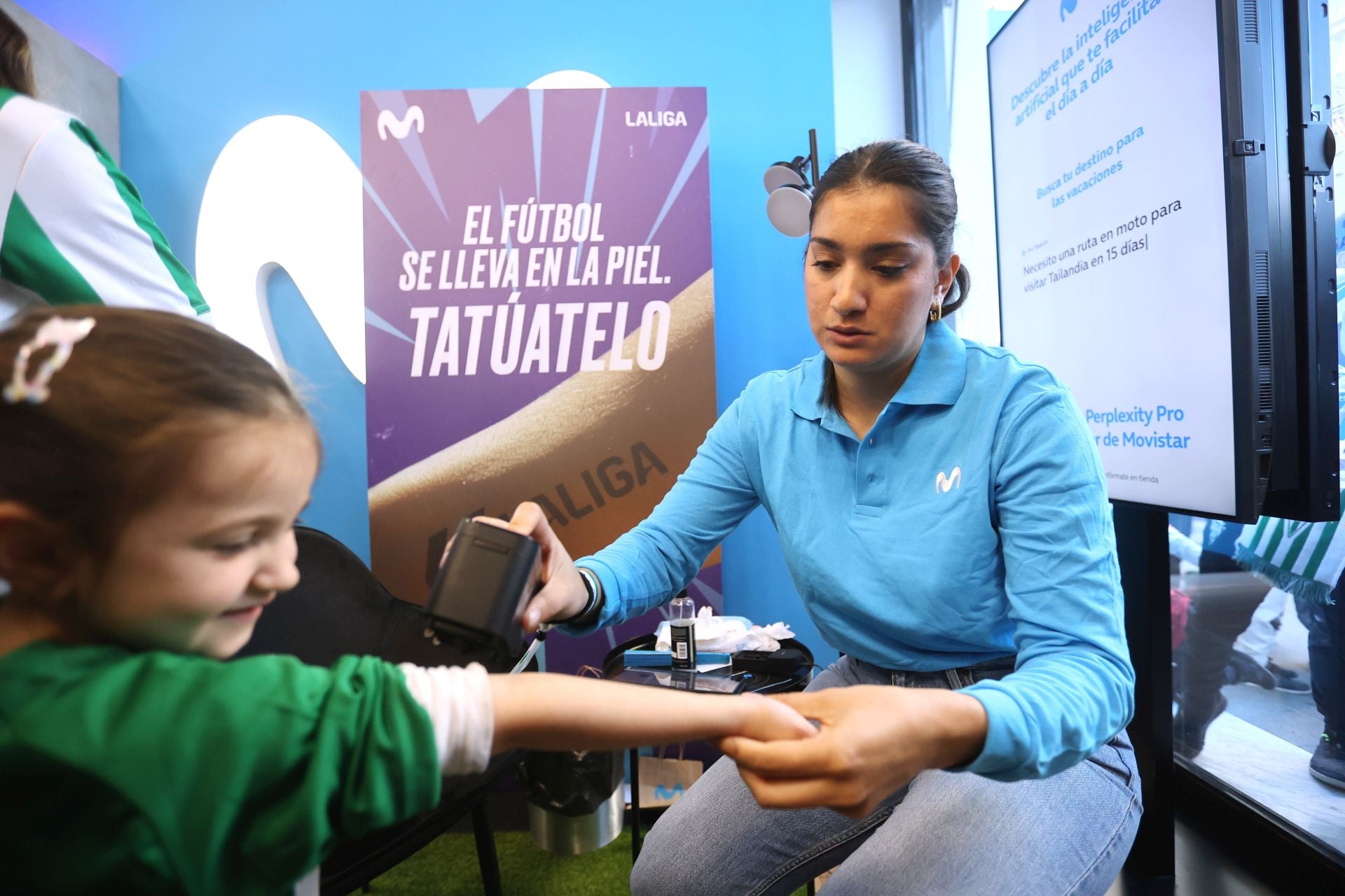 La multitudinaria firma de autógrafos de Théo Zidane y Antonio Casas, en imágenes