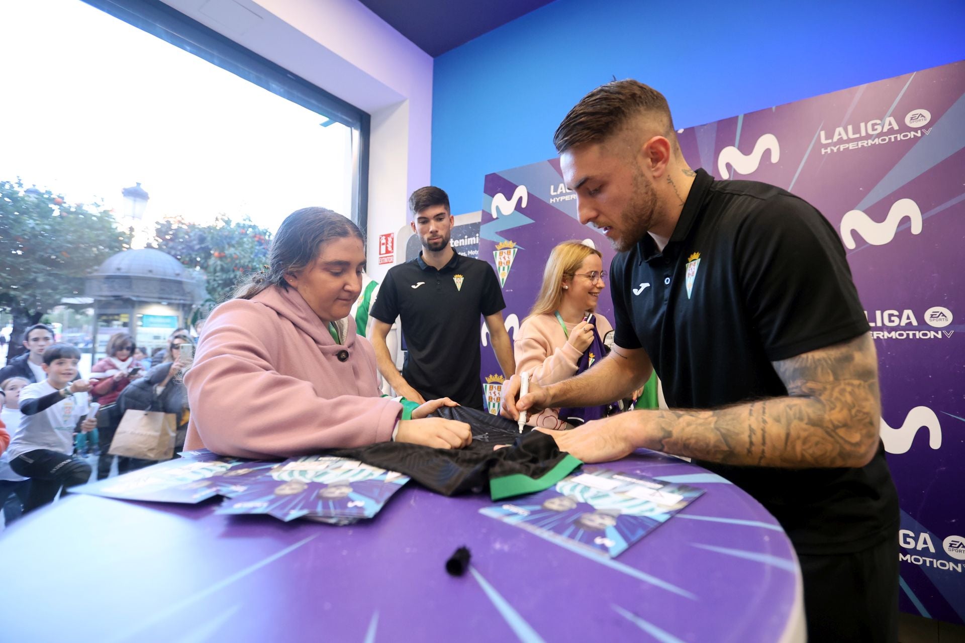 La multitudinaria firma de autógrafos de Théo Zidane y Antonio Casas, en imágenes