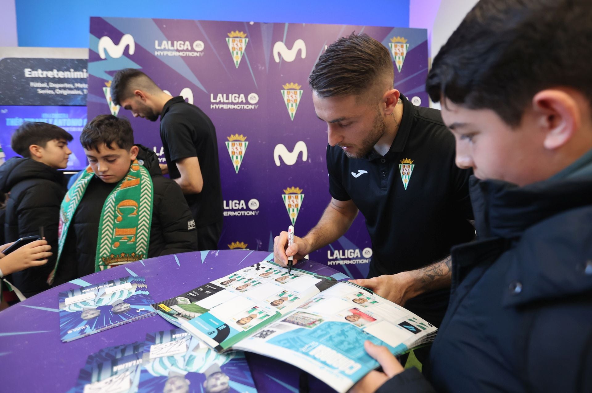 La multitudinaria firma de autógrafos de Théo Zidane y Antonio Casas, en imágenes