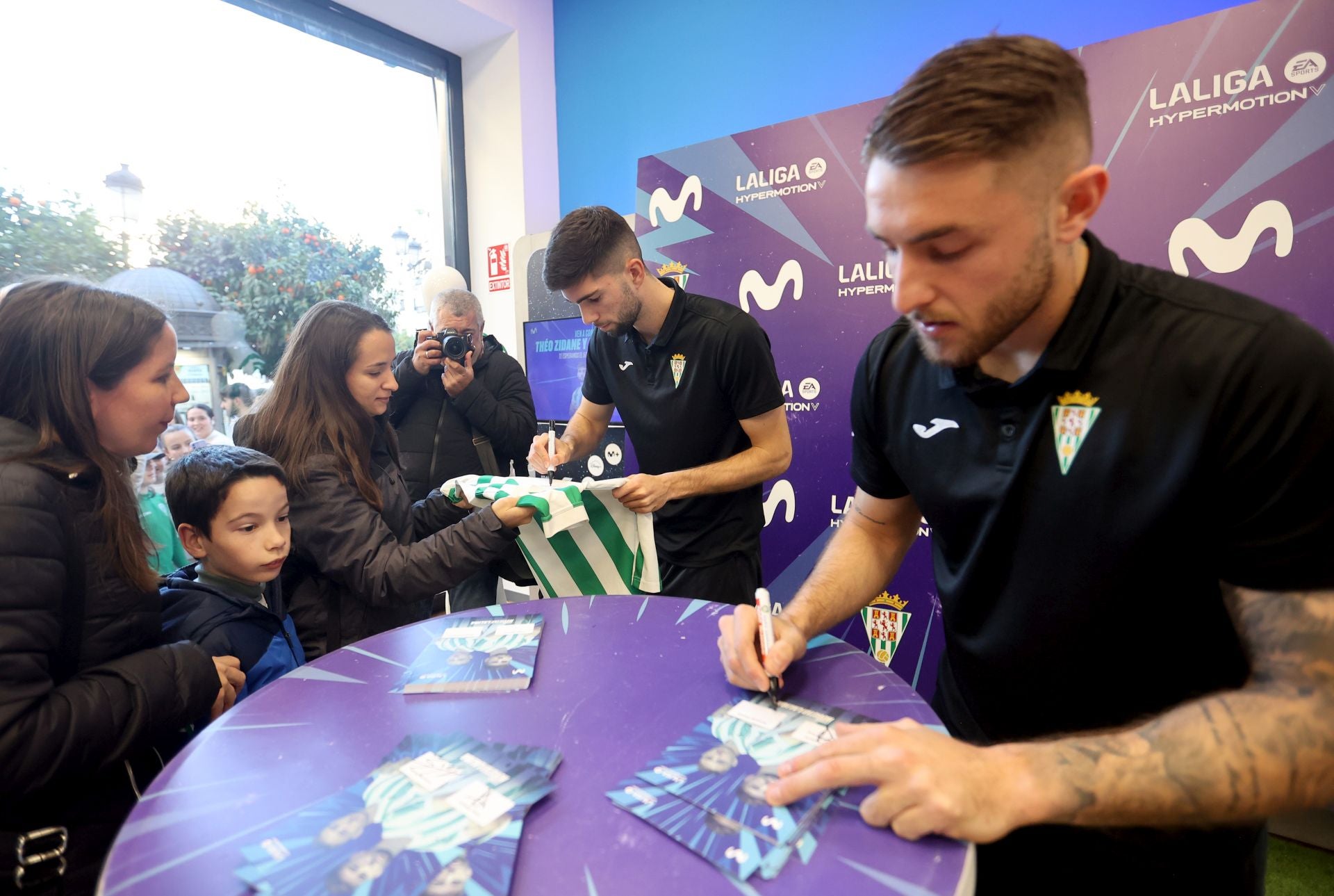 La multitudinaria firma de autógrafos de Théo Zidane y Antonio Casas, en imágenes