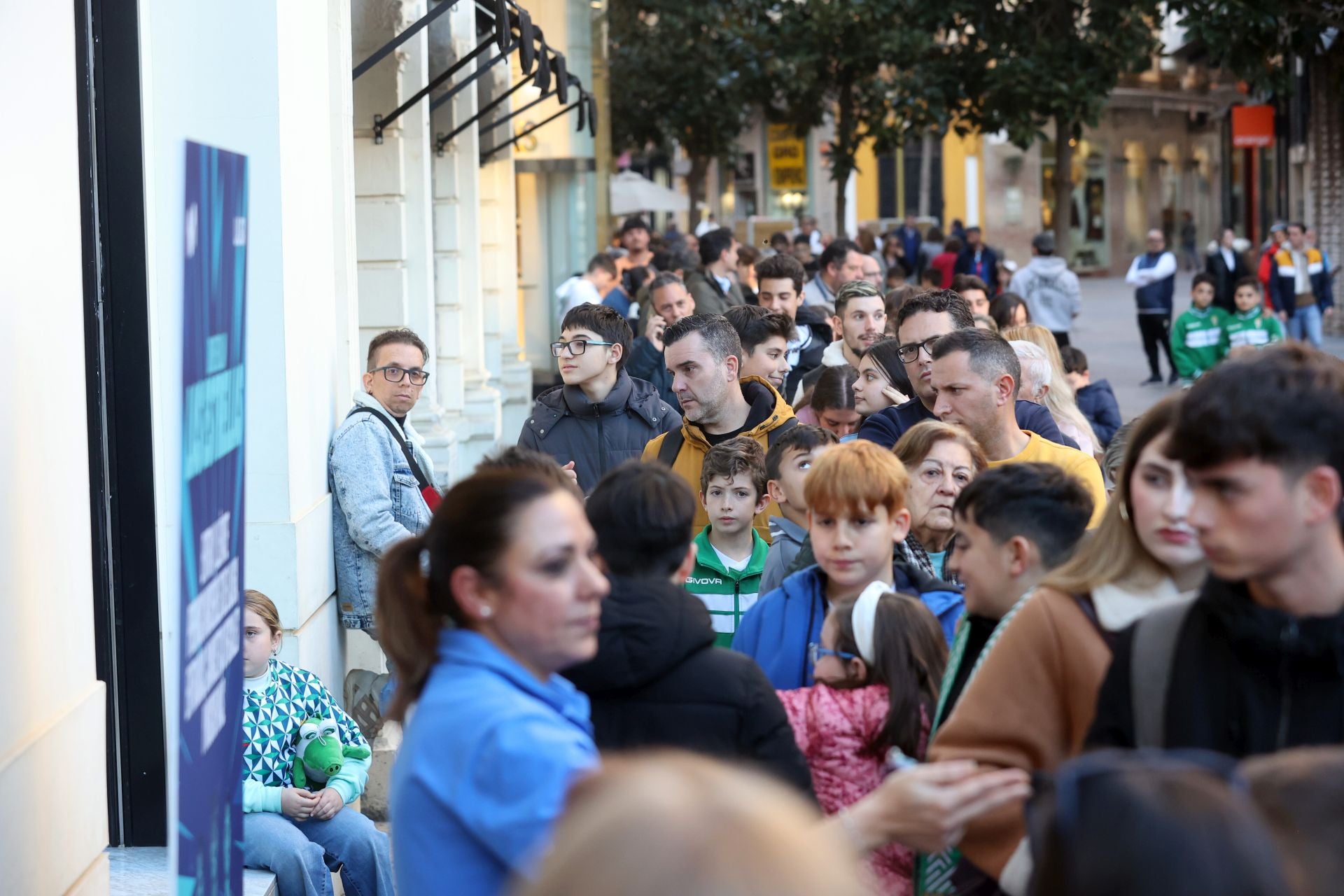 La multitudinaria firma de autógrafos de Théo Zidane y Antonio Casas, en imágenes