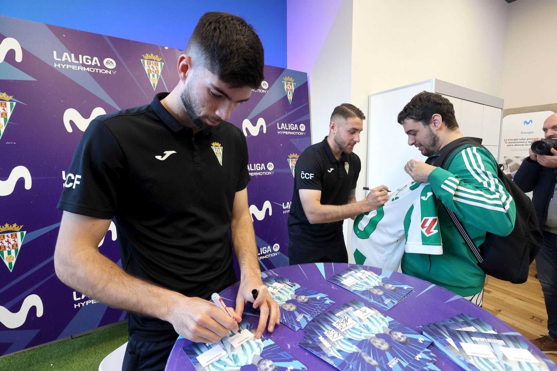 La multitudinaria firma de autógrafos de Théo Zidane y Antonio Casas, en imágenes