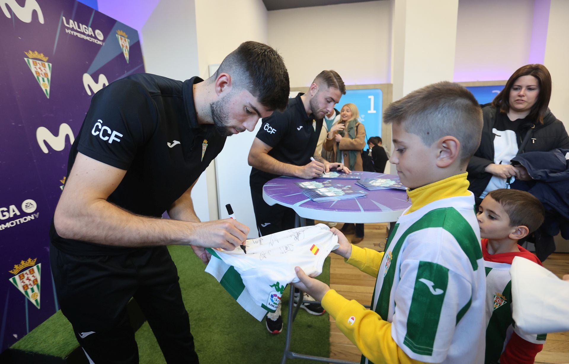 La multitudinaria firma de autógrafos de Théo Zidane y Antonio Casas, en imágenes