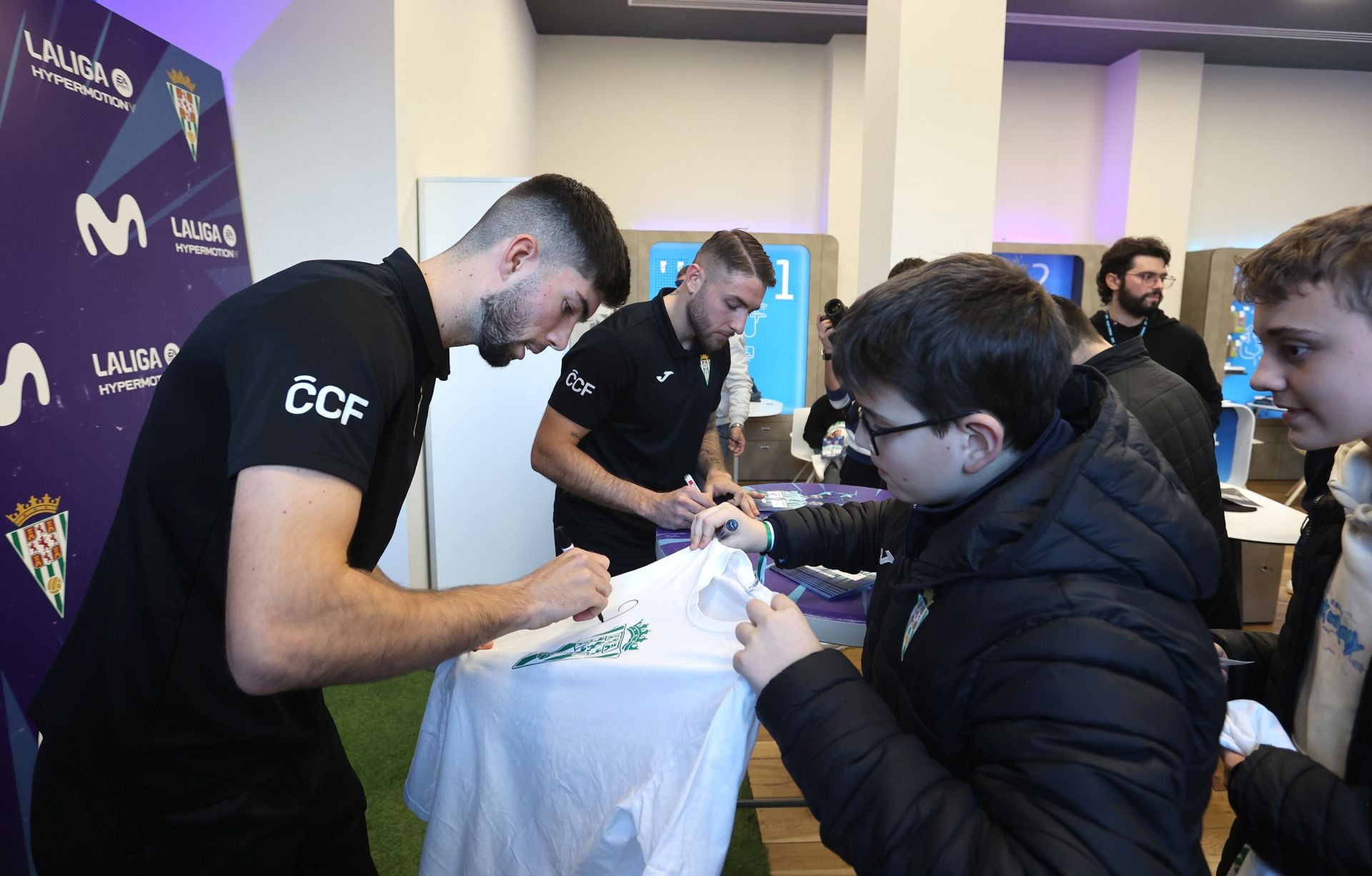 La multitudinaria firma de autógrafos de Théo Zidane y Antonio Casas, en imágenes