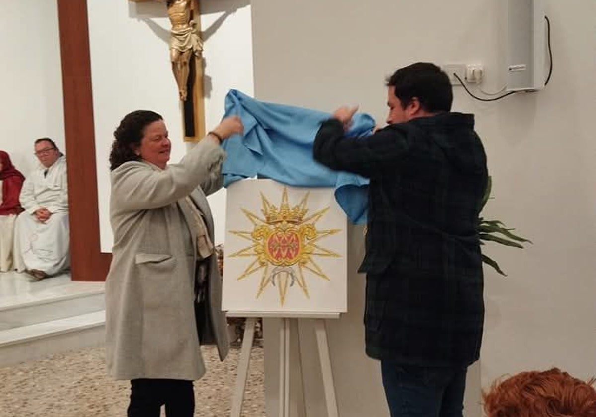 Momento en el que se descubre el escudo del grupo parroquial de la Virgen de Belén