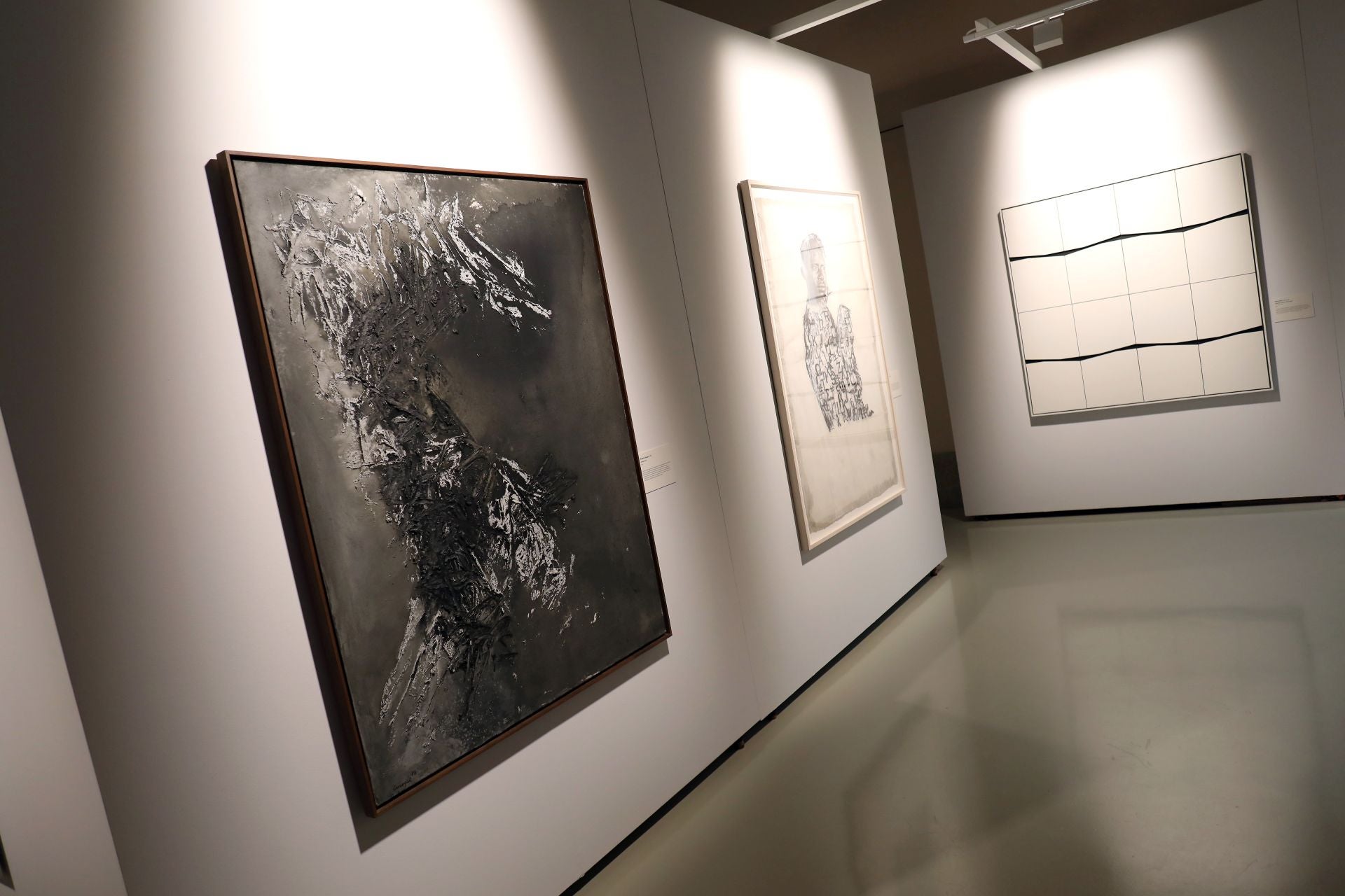 Obra de Rafael Canogar, en primer término