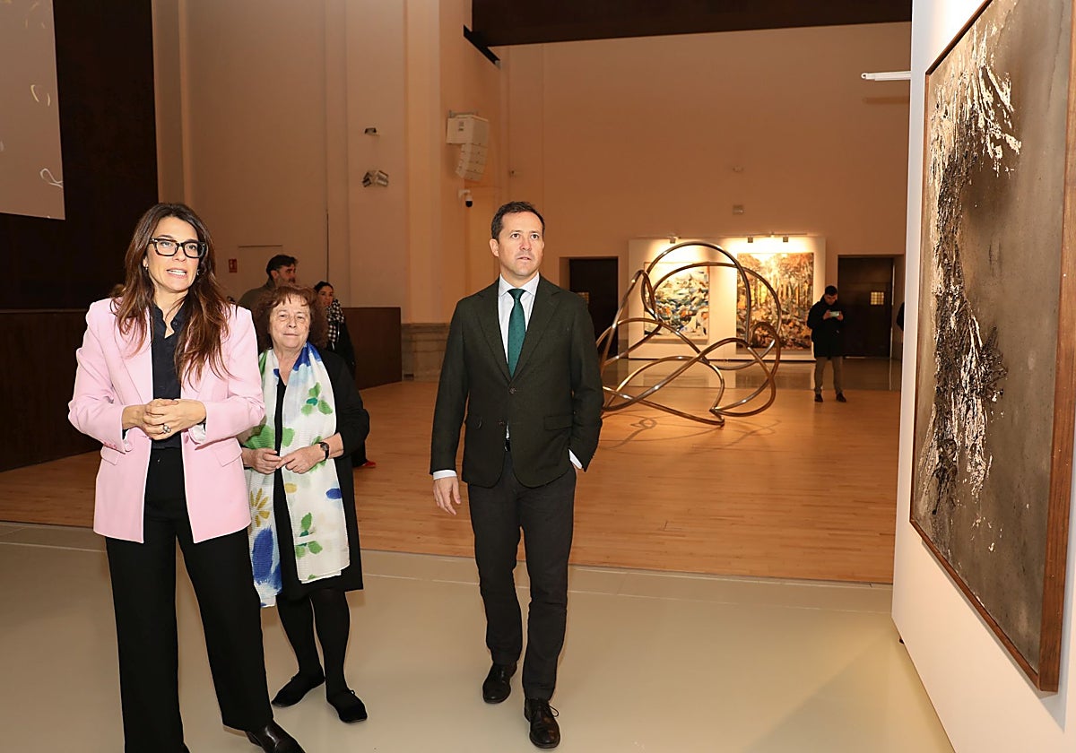 El alcalde, con la comisaria de la exposición y la concejal de Cultura, junto a una obra del toledano Rafael Canogar