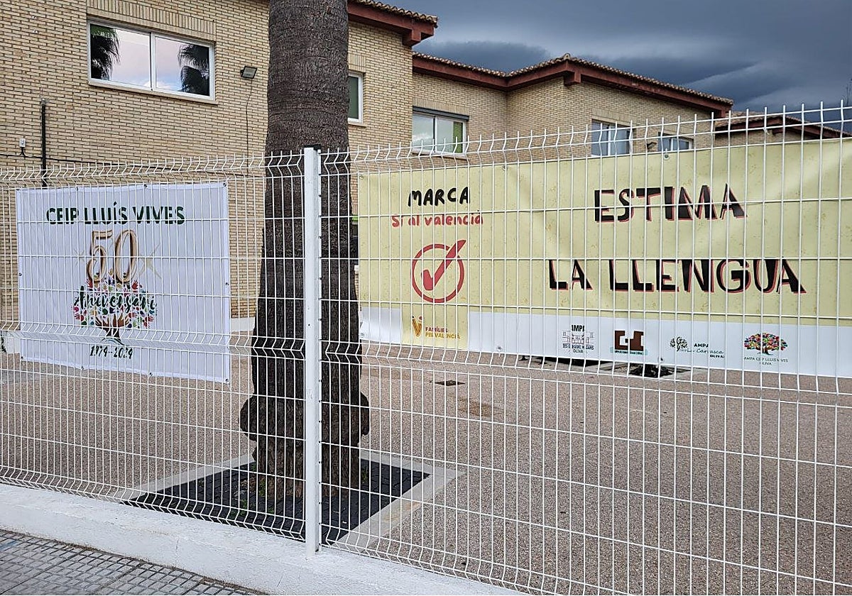 Pancarta en la que se insta a las familias a «marcar sí al valencià» en la consulta oficial para elegir lengua vehicular