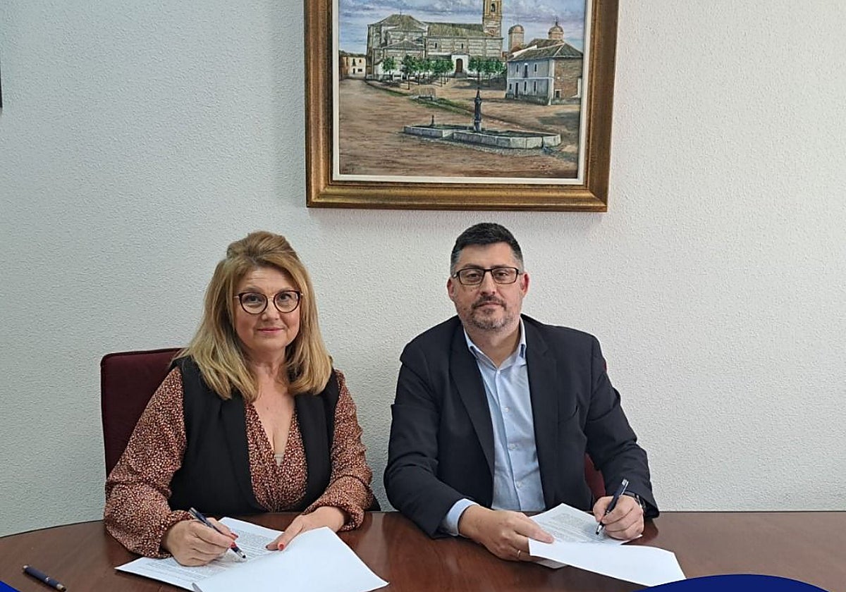 La alcaldesa Sonia Gómez durante la firma con la empresa encargada de sustituir los contadores