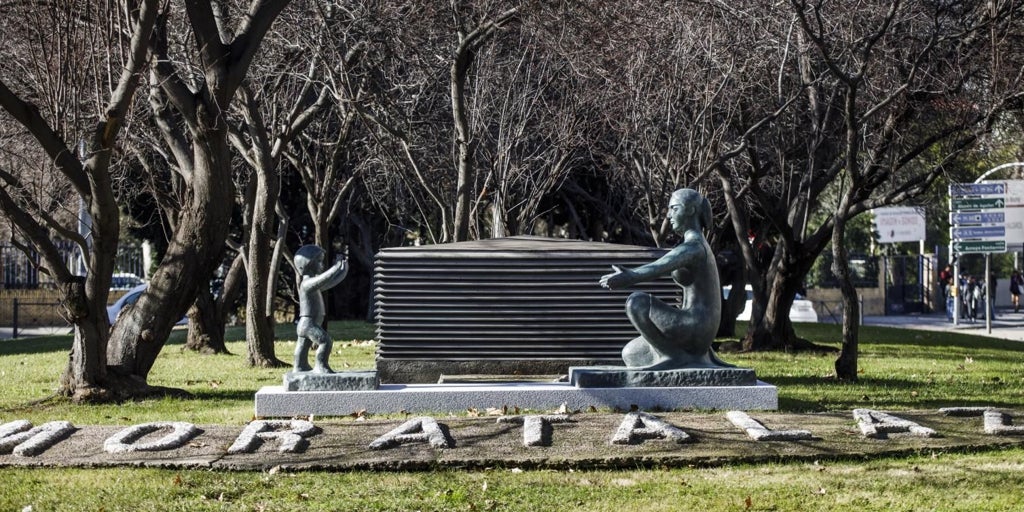 La estatua maternal vandalizada alumbra de nuevo al madrileño distrito de Moratalaz