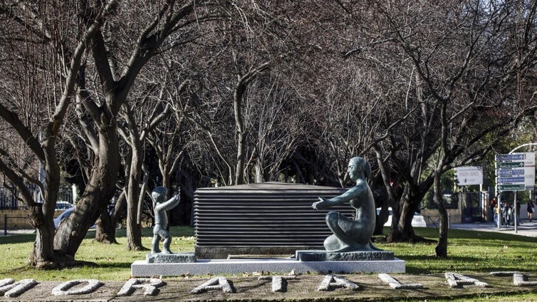 La estatua maternal vandalizada alumbra de nuevo al madrileño distrito de Moratalaz