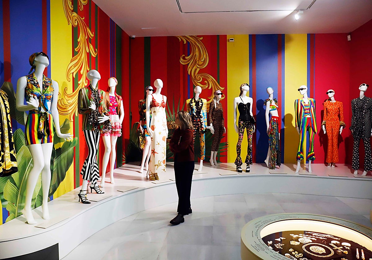 Una mujer este jueves en la exposición de Gianni Versace de Málaga