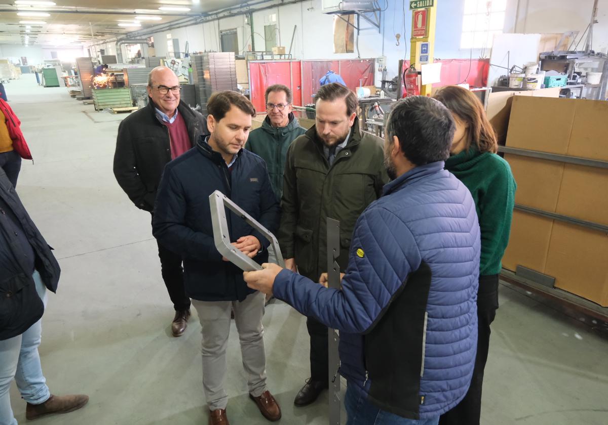 El alcalde de Cabra, este jueves con el delegado de Industria y Energía empresa Diseños Metálicos Ferrum