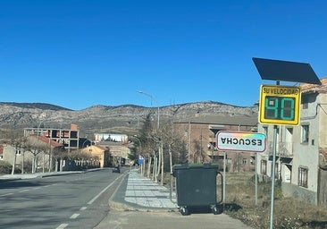 ¿Por qué aparecen estos días al revés las señales de algunos pueblos?