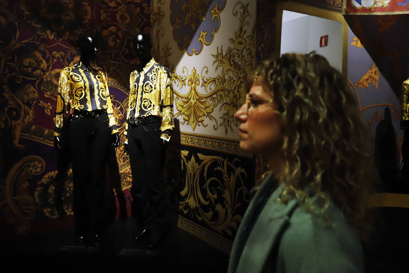 La exposición cuenta con algunos de los modelos icónicos del diseñador italiano Versace