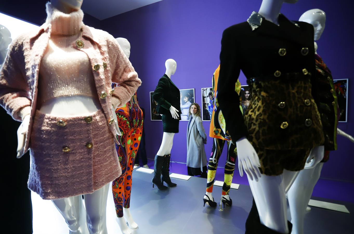 La exposición cuenta con algunos de los modelos icónicos del diseñador italiano Versace