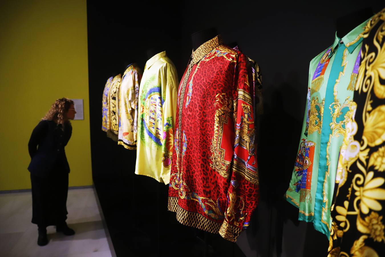 La exposición cuenta con algunos de los modelos icónicos del diseñador italiano Versace