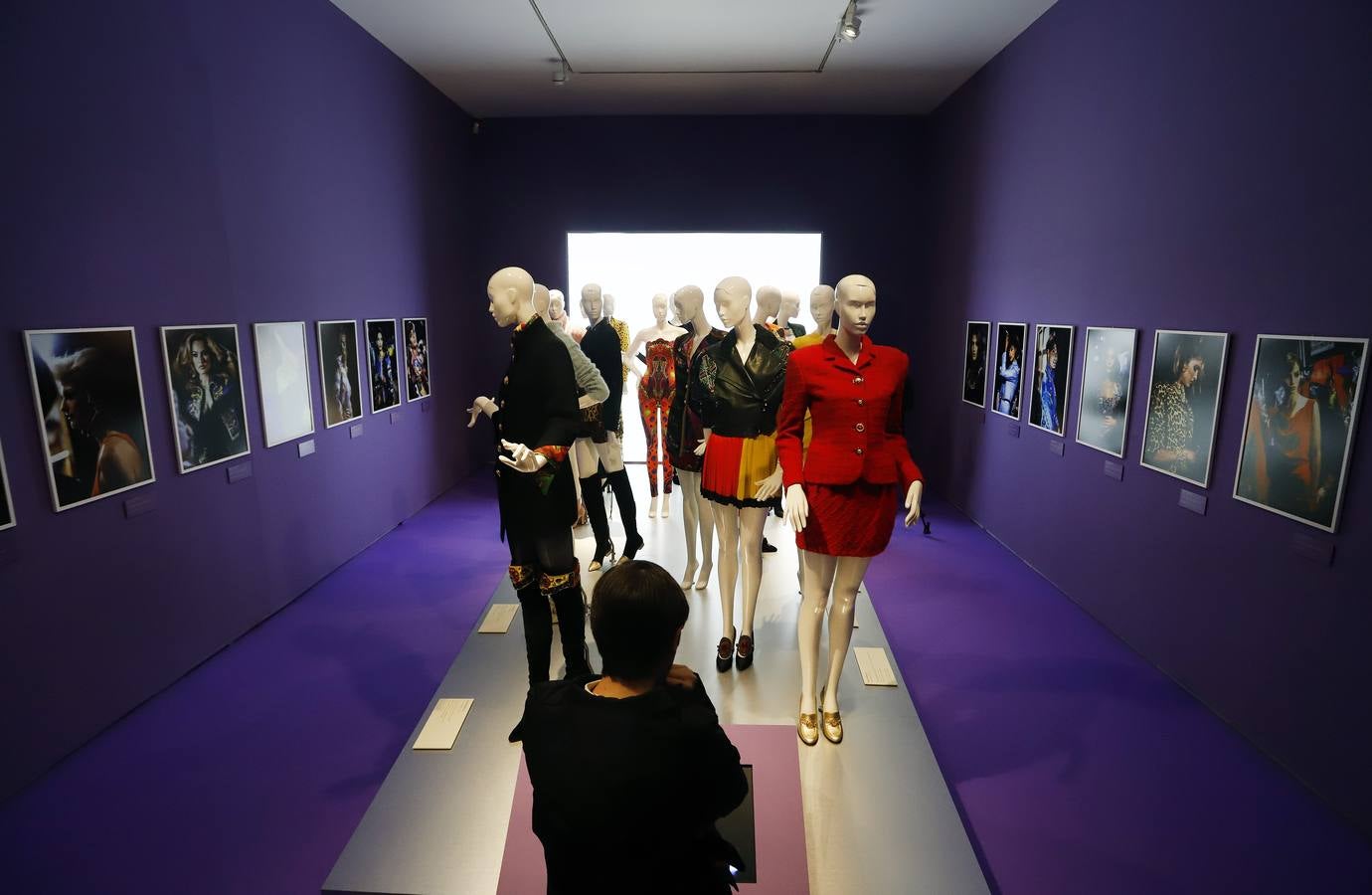 La exposición cuenta con algunos de los modelos icónicos del diseñador italiano Versace