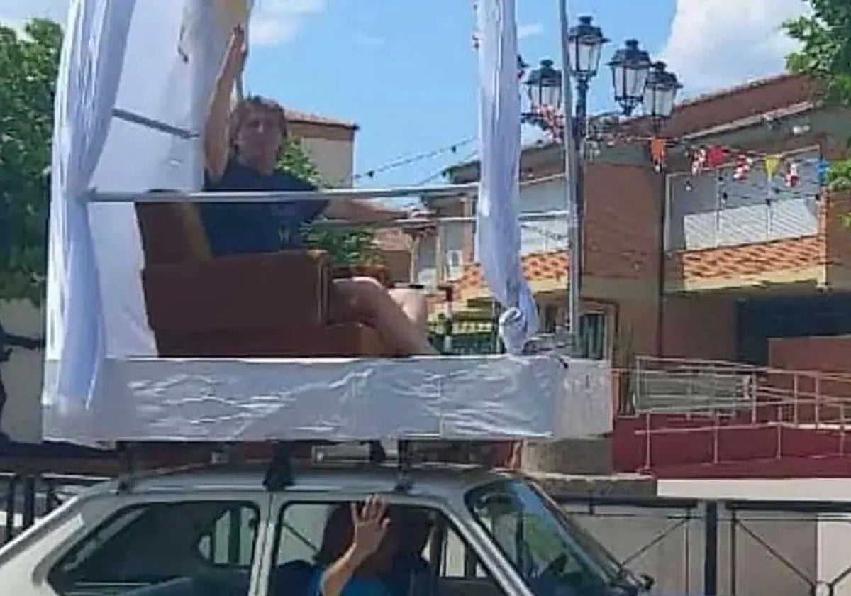 Carlos Martínez en la imitación del 'papamóvil' que generó la polémica