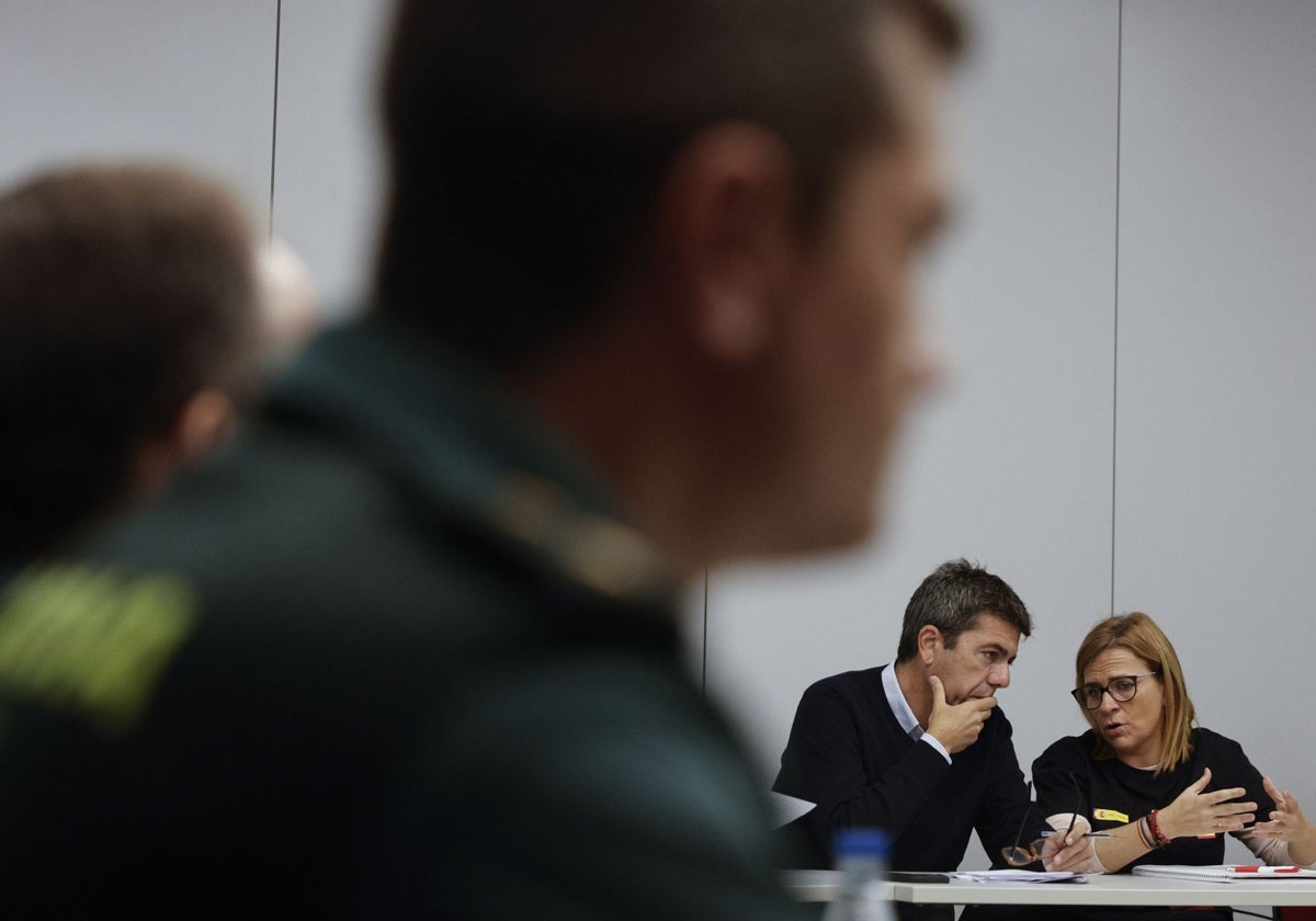 Imagen del presidente de la Generalitat, Carlos Mazón, y la delegada del Gobierno, Pilar Bernabé, en una reunión del Cecopi el pasado 13 de noviembre