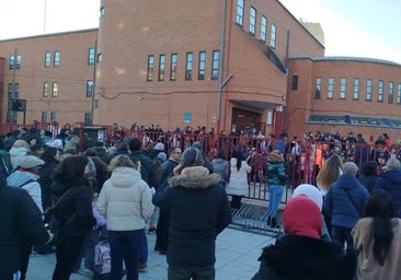 El juez decreta orden de alejamiento de 300 metros para el supuesto agresor del director del colegio y le imputa un delito de atentado y otro de lesiones