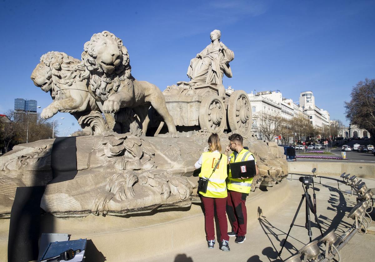 Los restauradores, examinando la Cibeles