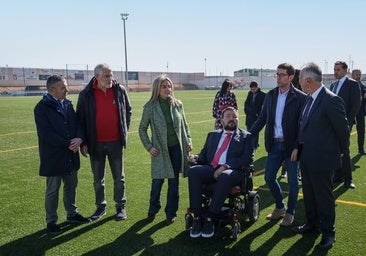 Torres cita el campo de fútbol de La Roda como ejemplo de reparación tras la Dana