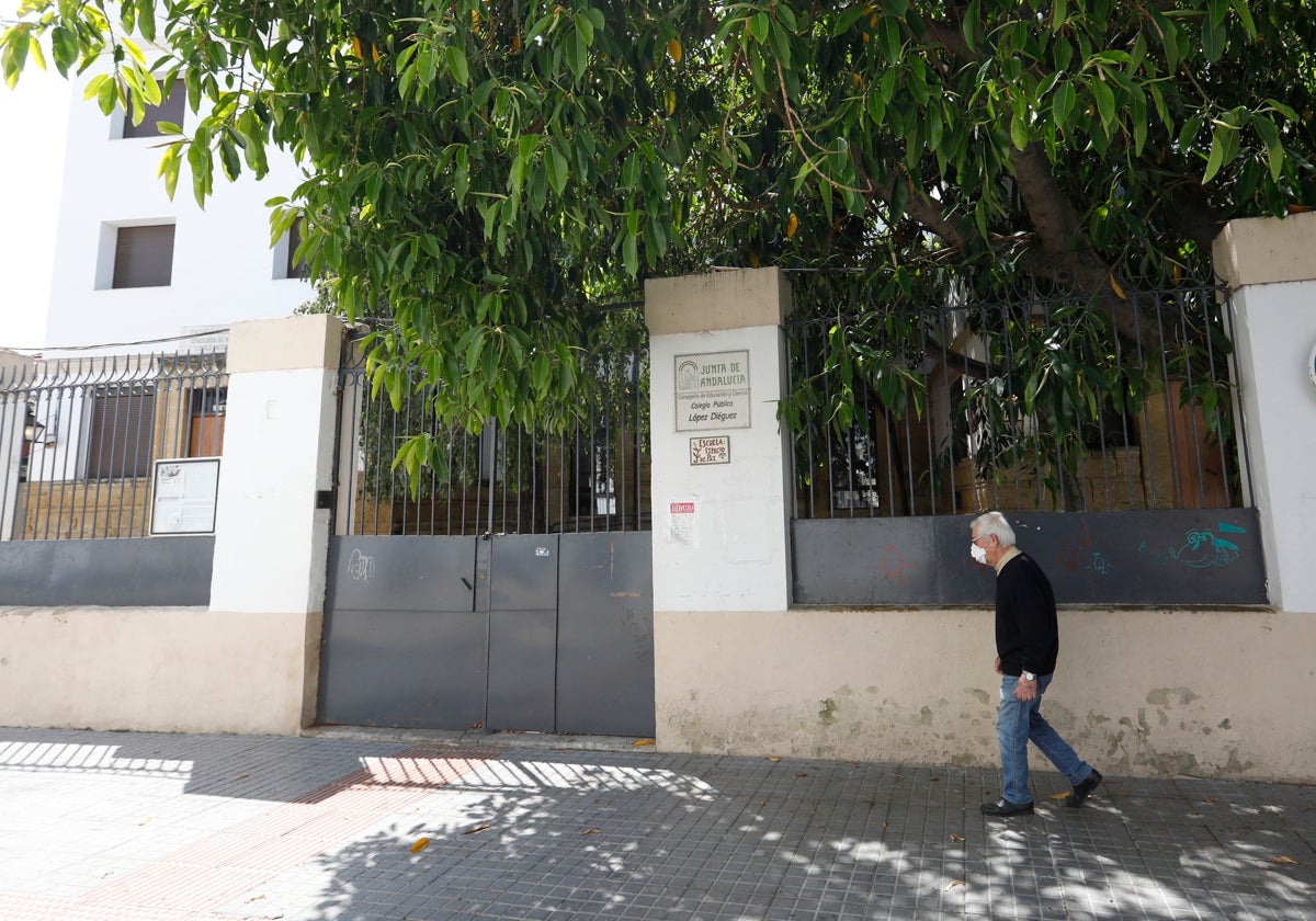 Puerta del colegio López Dieguez de Córdoba donde sus padres han acordado limitar el uso del móvil