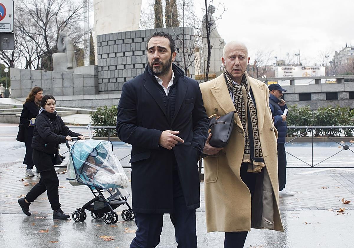 Víctor de Aldama y su asesor de comunicación, en los alrededores de los juzgados de plaza de Castilla.