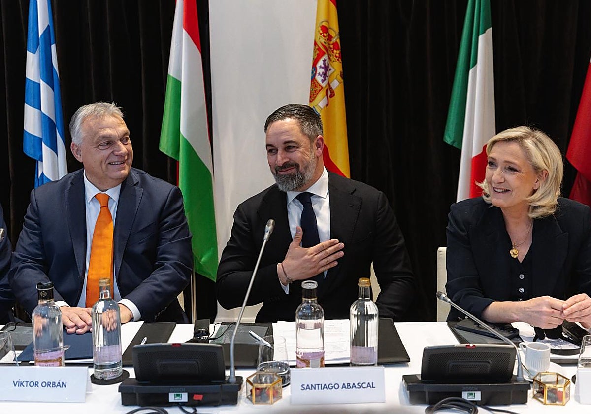 Santiago Abascal junto a Viktor Orbán y Marine Le Pen en la cumbre de Patriots