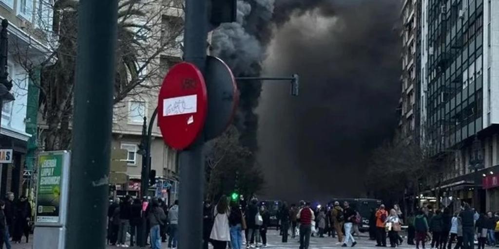 Un incendio en un bingo provoca una gran humareda en el centro de Valencia