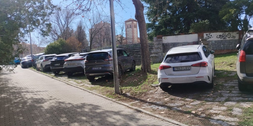 Avalancha de coches en la Casa de Campo por la celebración de eventos masivos: «Invaden praderas»