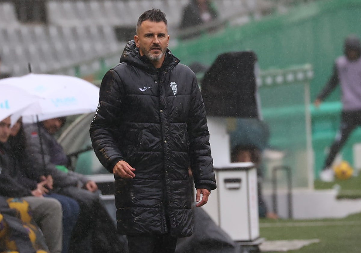 Iván Ania dirige a sus jugadores en un partido en El Arcángel