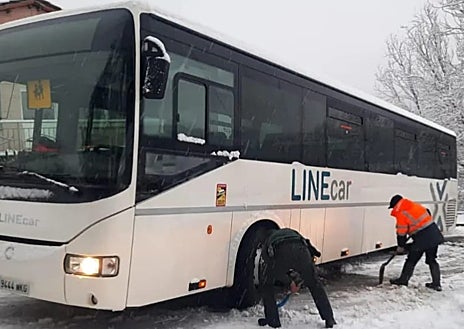 Imagen secundaria 1 - Nieve en la capital burgalesa, la localidad palentina de Guardo y la leonesa de Oterico