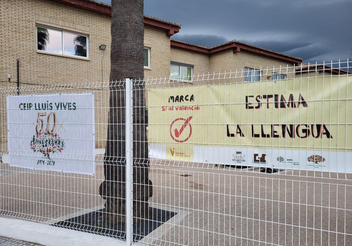 Pancarta instando a las familias a votar valenciano como lengua base vehicular de la enseñanza de sus hijos en un colegio de Valencia