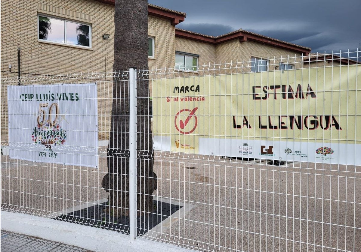 Una de las pancartas colgadas en un colegio de Valencia para instar a las familias a que voten valenciano y no castellano como lengua de la enseñanza