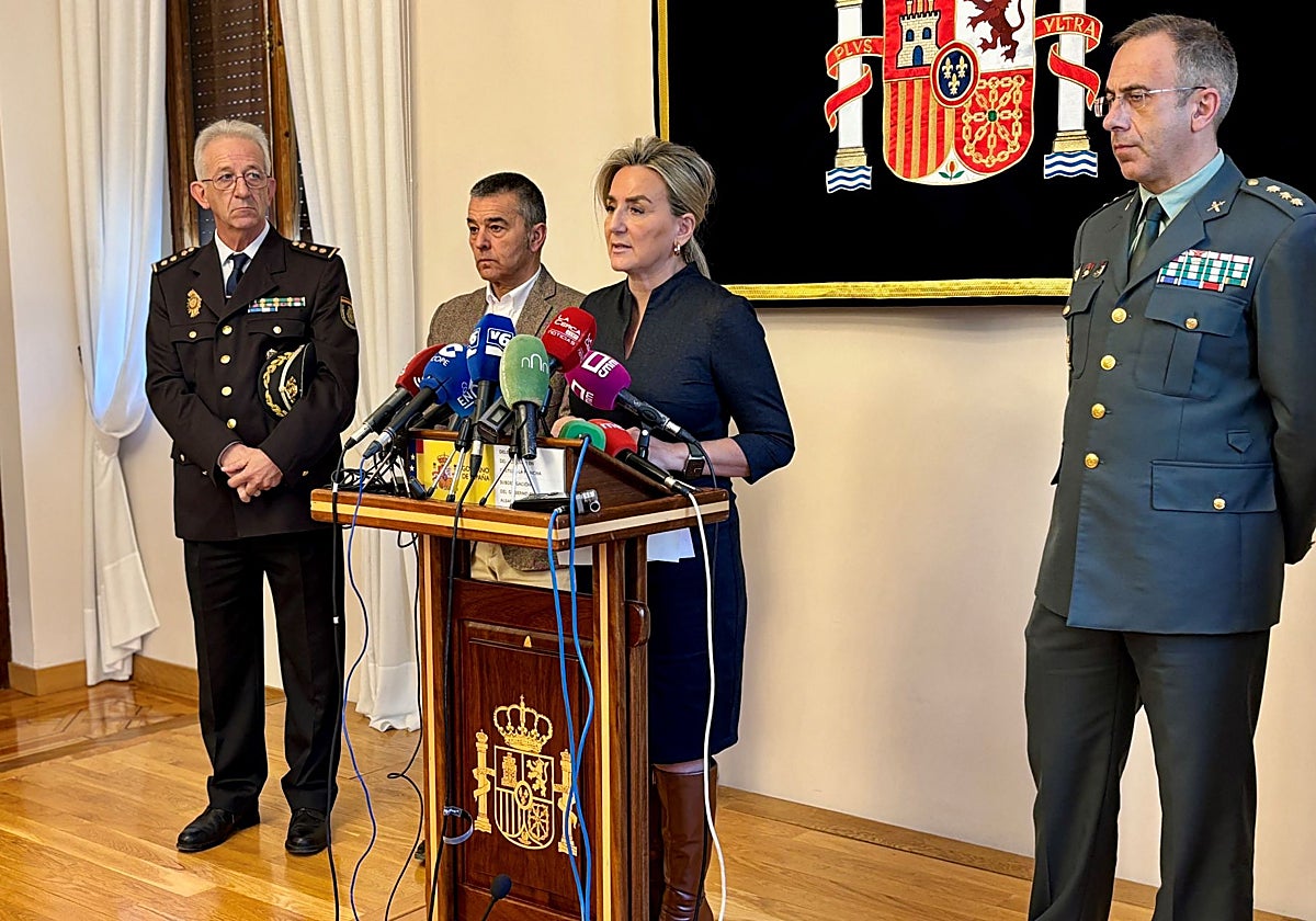 La delegada del Gobierno, Milagros Tolón, acompañada de mandos de la Policía Nacional y la Guardia Civil