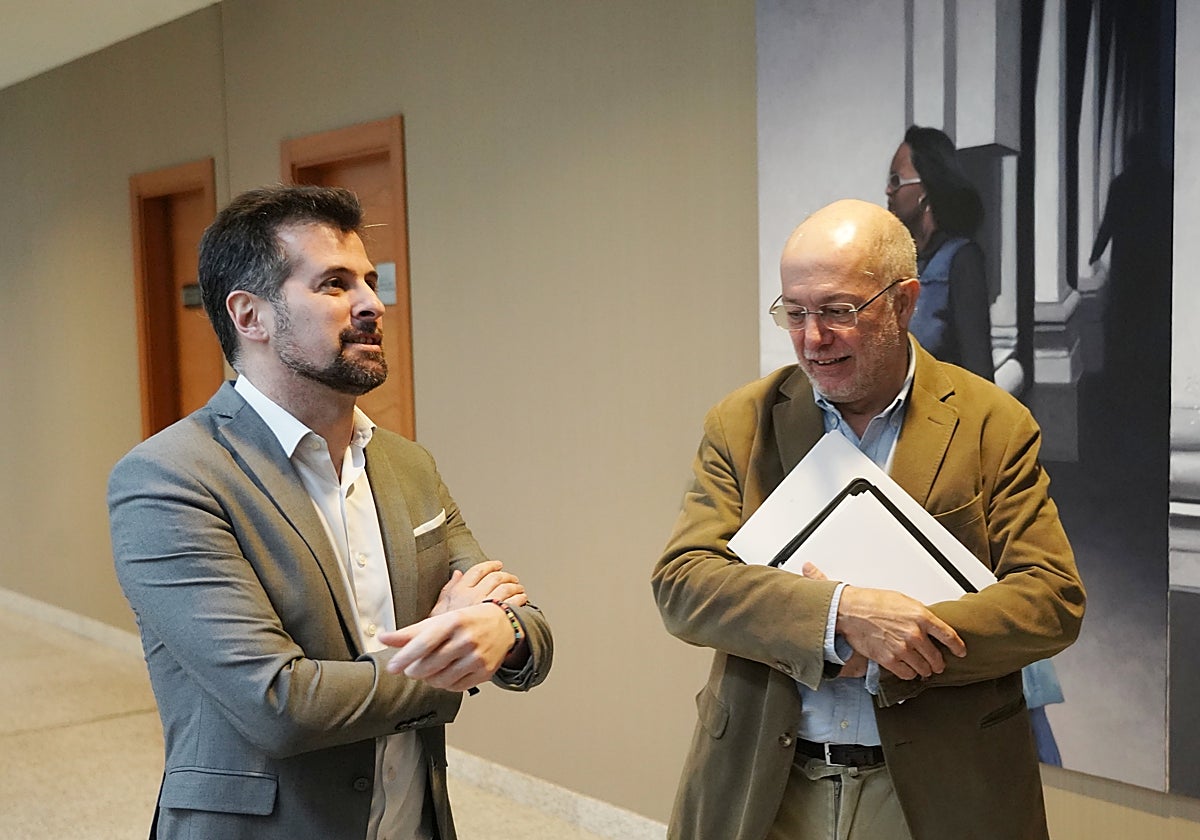 El portavoz del PSCL en las Cortes, Luis Tudanca, junto al procurador del Grupo Mixto Francisco Igea, antes de la Junta de Portavoces