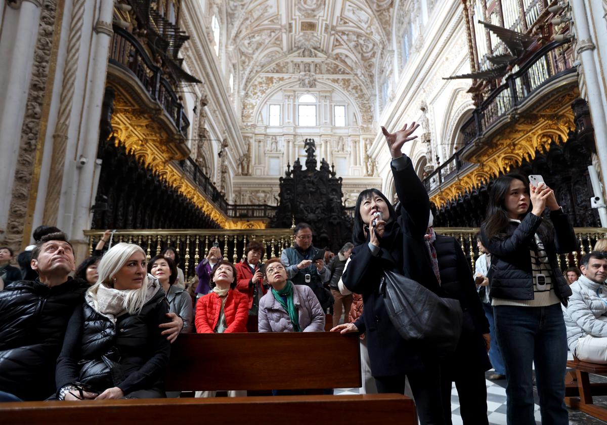Un grupo de turistas japoneses atiende a las indicacioes de su guía en la Mezquita-Catedral de Córdoba