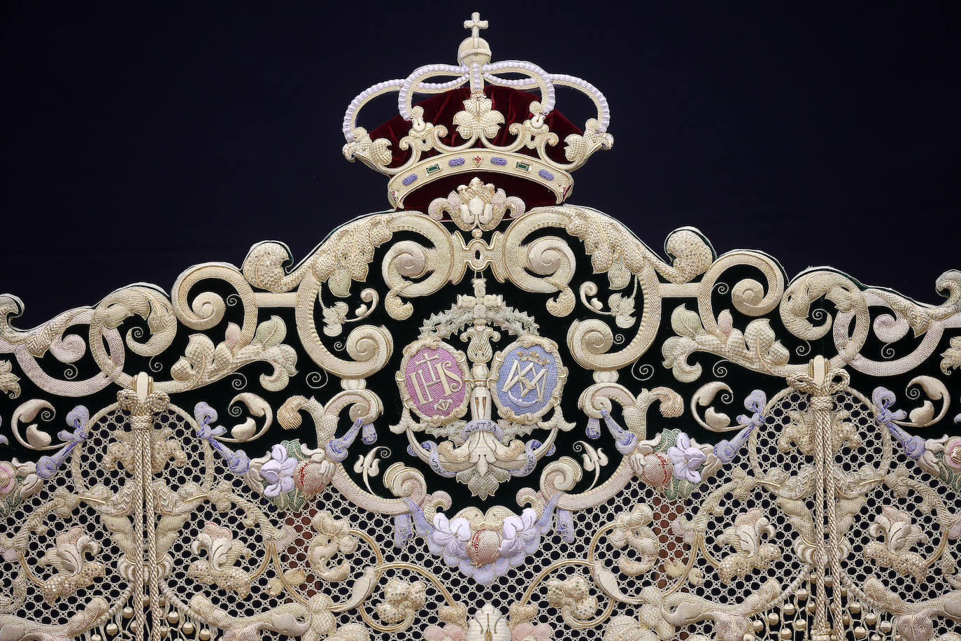 La bendición de la bambalina frontal de la Esperanza de Córdoba, en imágenes