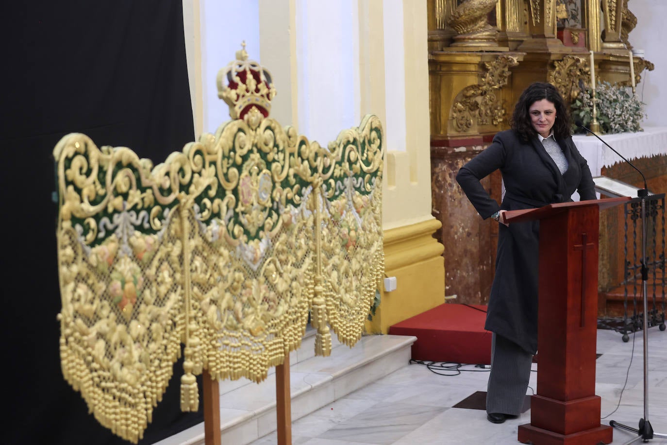 La bendición de la bambalina frontal de la Esperanza de Córdoba, en imágenes